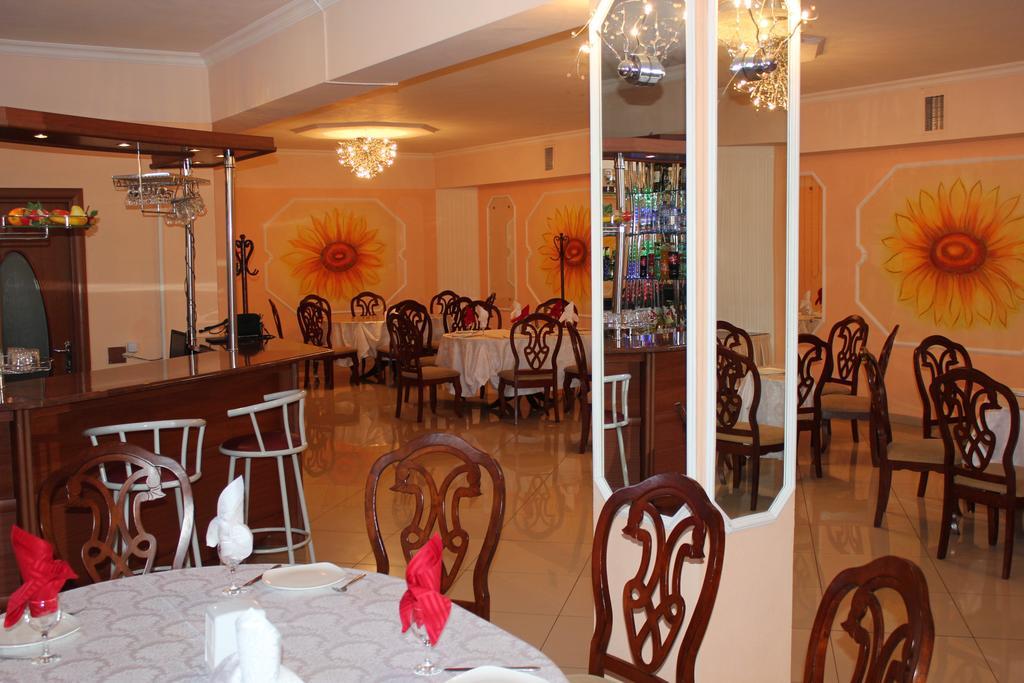 乌斯季卡缅诺戈尔斯克酒店 Ustʼ-Kamenogorsk 外观 照片